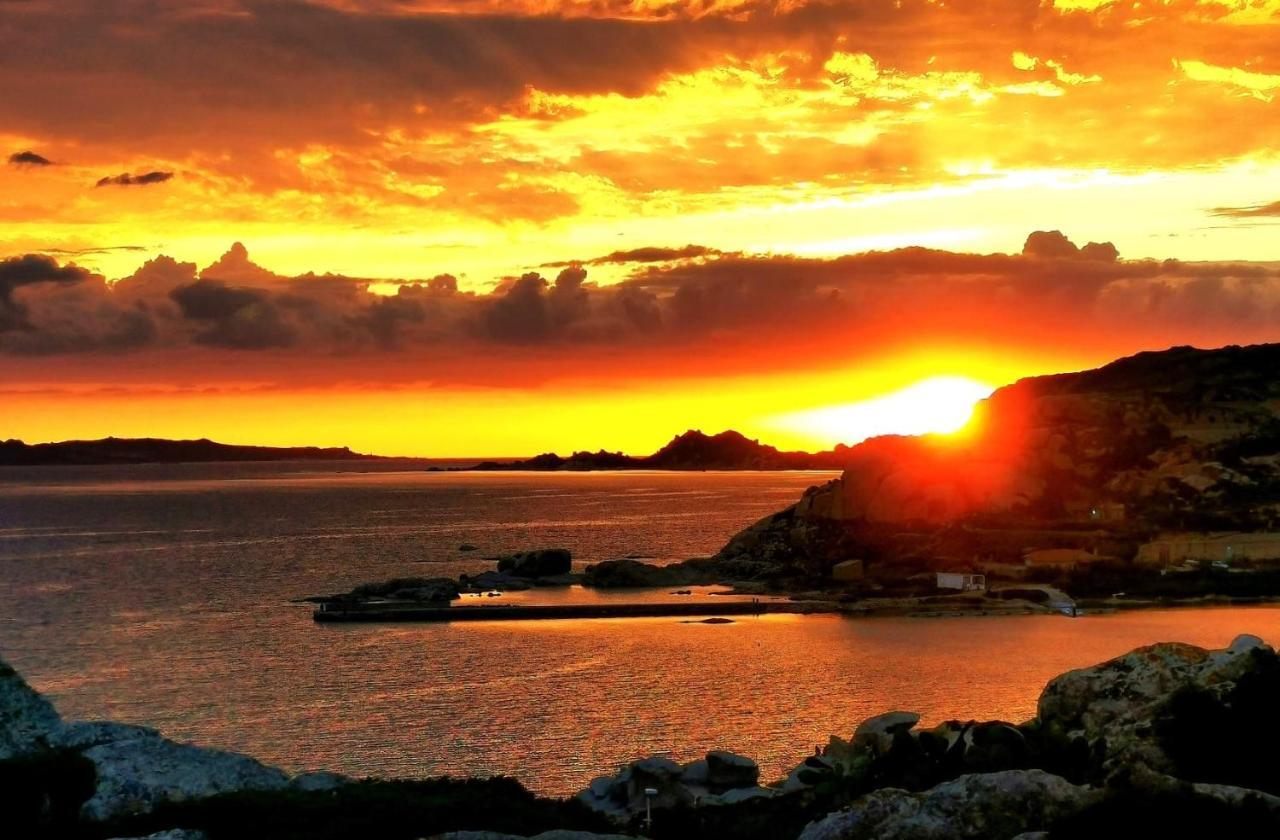 A Punta Tegge Il Mare La Spiaggia Il Tramonto La Maddalena (Sassari) Exterior foto